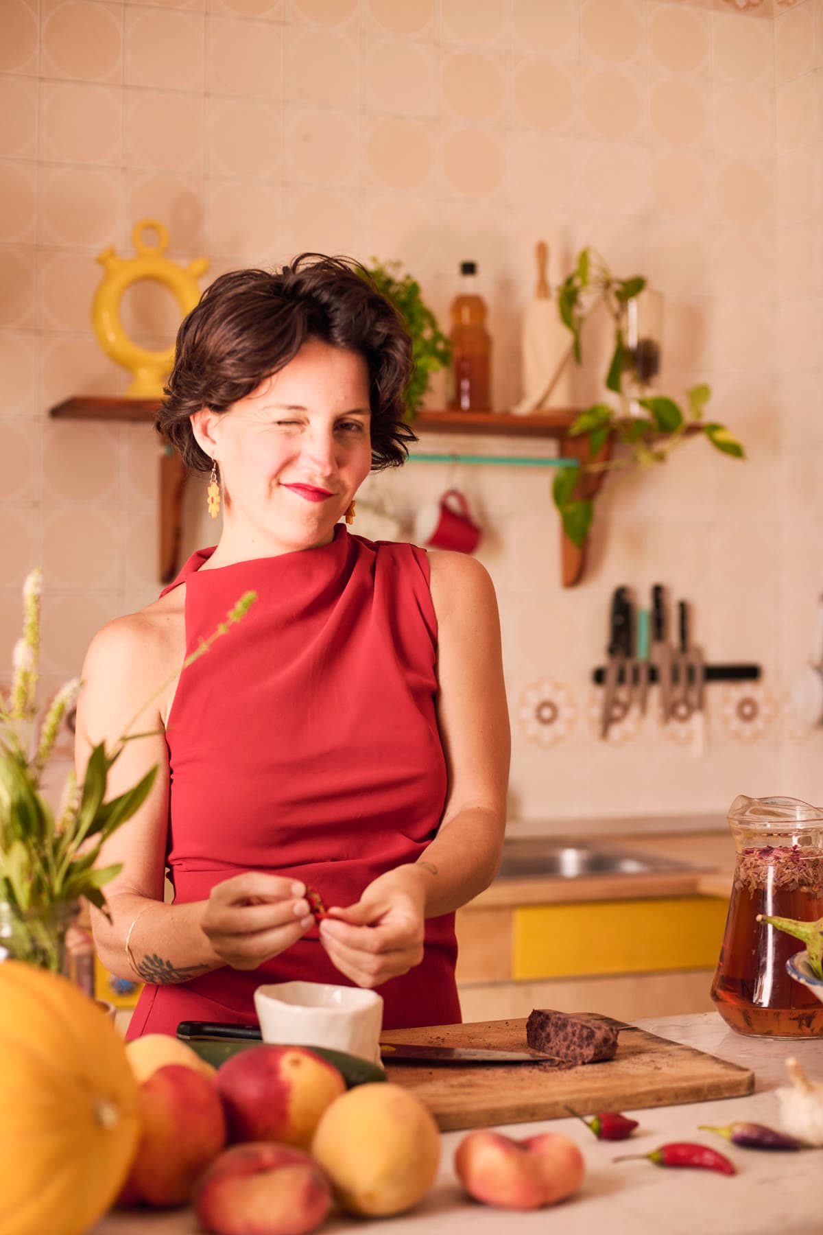 Laura en la cocina, con un chile en la mano